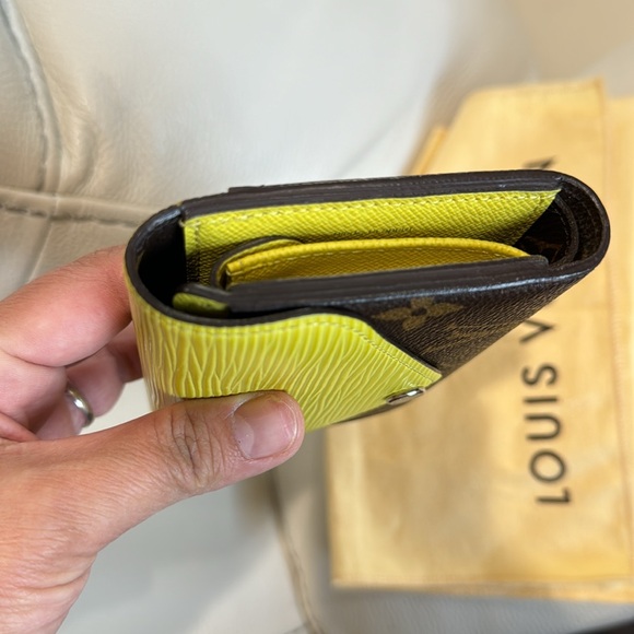 LV Marie-Lou Compact Wallet Pistache
new condition. No tags. Authentic. - Picture 5 of 17